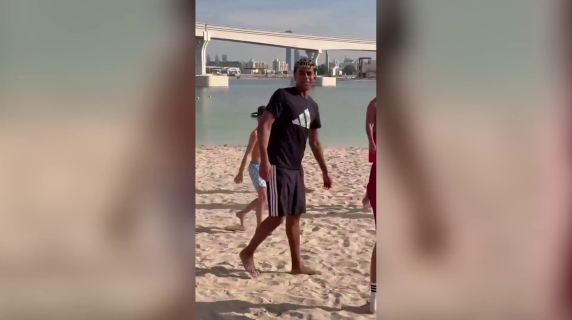Lamine Yamal e la partitella con i bambini in spiaggi a Dubai