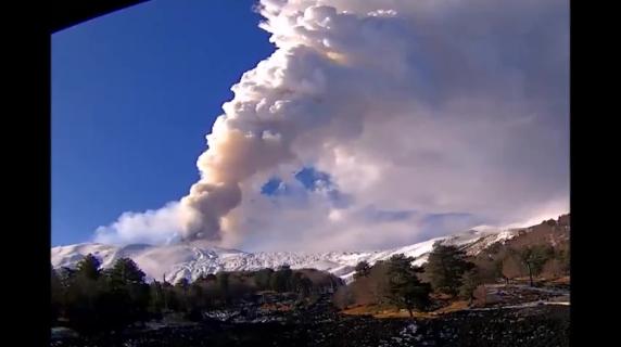 L'Etna continua ad eruttare: le immagini dell'alta colonna di fumo