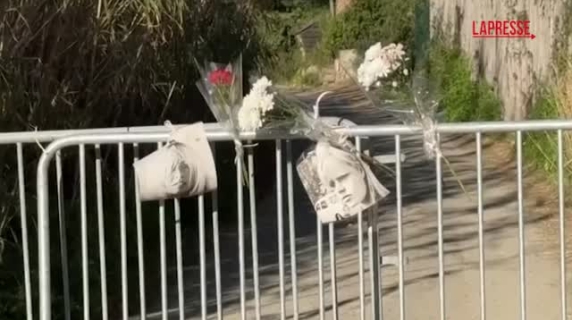 Brigitte Bardot, i fan lasciano fiori e foto all'esterno dalla casa di Saint Tropez