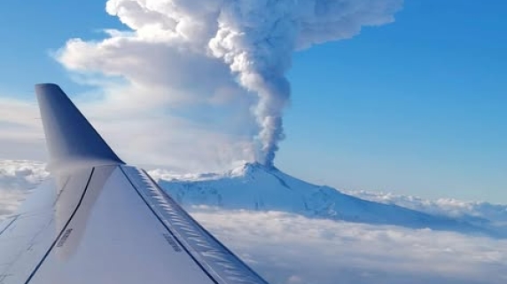 L'eruzione dell'Etna vista dall'aereo: il pennacchio di fumo e cenere