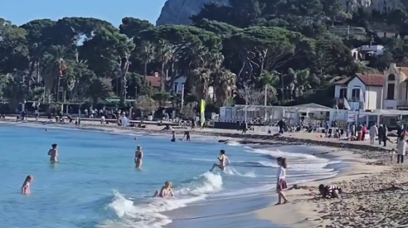 A Mondello spiaggia gremita: in pieno dicembre c'è chi prende il sole e chi azzarda un tuffo in mare