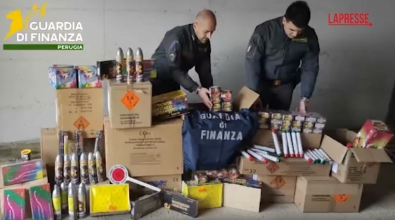Maxi sequestro di fuochi d'artificio illegali: sequestrati quasi 33mila in un negozio di Marsciano, in provincia di Perugia