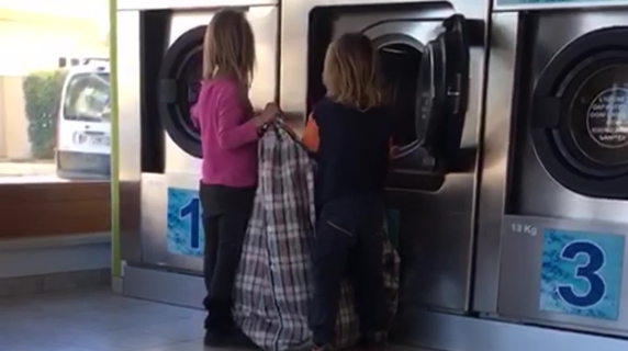 I bambini nel bosco in lavanderia mentre ritirano il bucato. I legali: «Abituati a usare la tecnologia, non vivono fuori dal mondo»