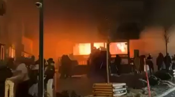 Le fiamme avvolgono un bar nella stazione sciistica di Crans-Montana, in Svizzera: la fuga dei passanti