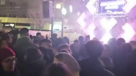 La festa di Capodanno a Crans-Montana: centinaia di ragazzi ballano in piazza