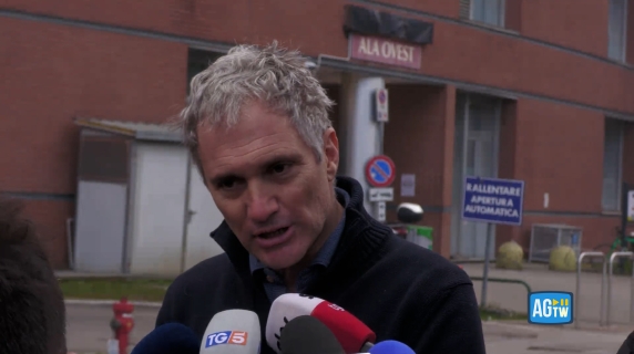 Il padre di uno dei feriti a Crans Montana: «Chi aveva vestiti leggeri aveva meno difese contro il fuoco e ha subito più ustioni più gravi»