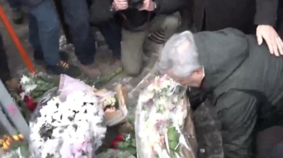 Il ministro Tajani a Crans Montana depone una corona di fiori per le vittime dell'incendio nel bar: il video