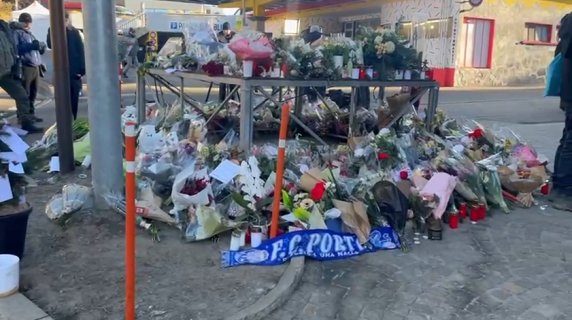 Tra fiori, messaggi e pupazzi il cordoglio di Crans Montana per le vittime dell'incendio nel bar «Le Constellation»