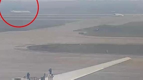 Aereo United scivola fuori pista: la paura in cabina di pilotaggio