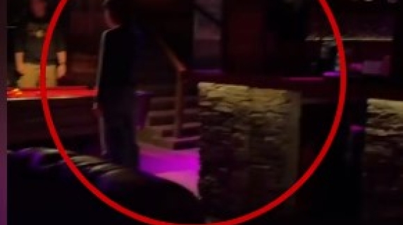 La scala stretta come unica via di fuga: il video girato nel bar «Le Constellation» a Crans Montana