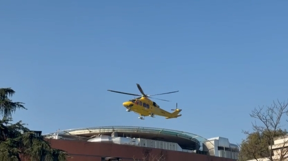 L'arrivo al Niguarda di Milano di Sofia, la 15enne gravemente ferita nell'incendio a Crans Montana