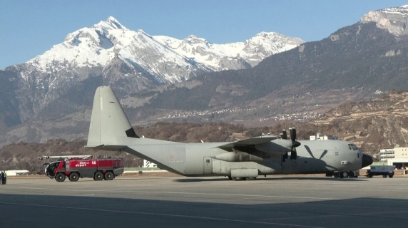 Le vittime italiane di Crans Montana a bordo del C130 dell’Aeronautica in partenza per l’Italia