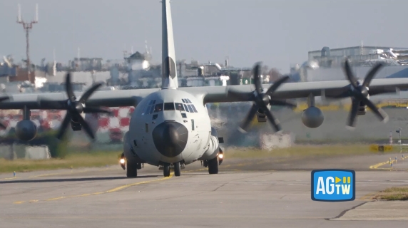 A Linate l'aereo con i feretri delle vittime italiane di Crans Montana