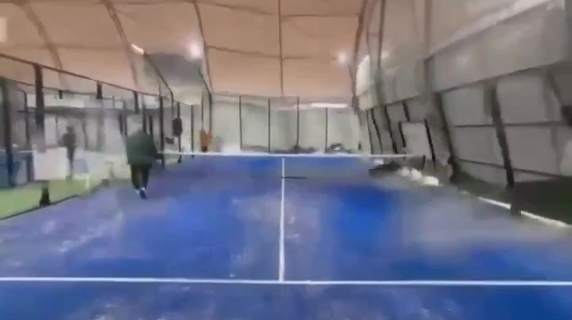 Il video del crollo di una struttura di padel a Roma: attimi di paura a Ciampino