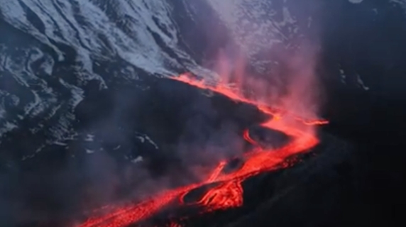 Fiumi di fuoco sull’Etna: la lava incandescente illumina la Valle del Bove