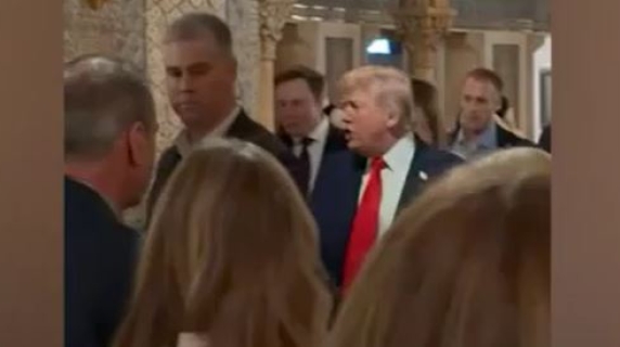 Musk a cena con Trump e Melania: «Il 2026 sarà fantastico». Il video dei tre che arrivano insieme nella sala