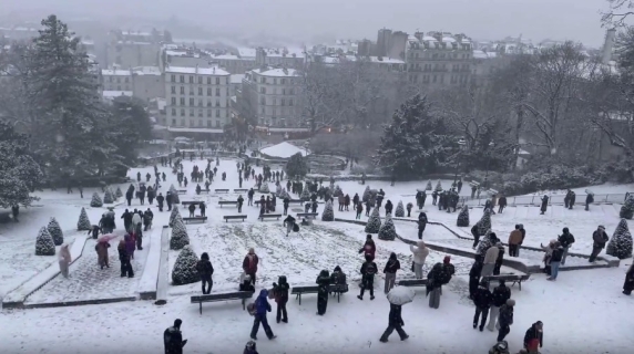 Un manto bianco copre Parigi: neve sulla Tour Eiffel, cittadini in slittino intorno alla basilica del Sacro cuore a Montmartre