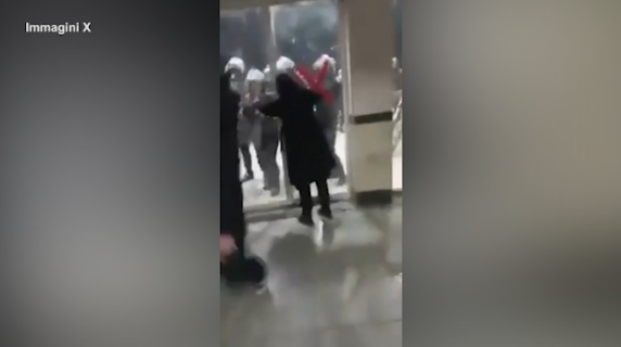Iran, le forze di sicurezza irrompono in un ospedale e sparano contro i manifestanti
