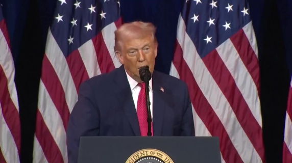 Trump prende in giro il presidente francese Macron per il suo accento: «Ti prego Donàld»