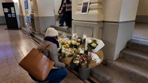 Margherite e rose bianche per Chiara Costanzo al liceo Moreschi: il biglietto «Riposa in pace» e il dolore della comunità scolastica