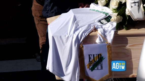 Funerali di Riccardo Minghetti: l'uscita del feretro tra gli applausi