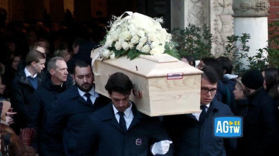Lacrime, abbracci, canti: a Milano i funerali di Chiara Costanzo e Achille Barosi. Il videoracconto