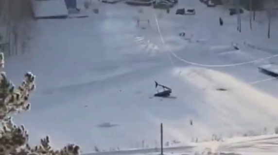 Elicottero cade in Russia, si impiglia nei cavi della funivia