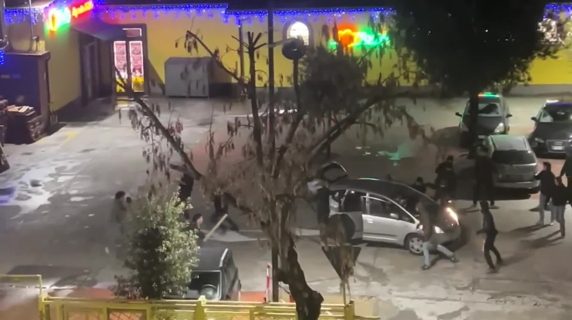 Acca Larentia, spranghe e bastoni contro i militanti di «Gioventù Nazionale»: il video dell'aggressione alla Tuscolana