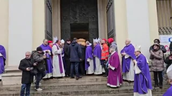 Ai funerali del vescovo Nogaro le persone intonano «Bella ciao»