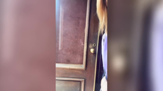 «Cambio la serratura al portone»: il video di Stefania Orlando dopo l'intrusione dei ladri nella sua casa a Roma