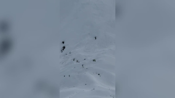 Slavina a Pila, muore uno scialpinista. La massa di neve e l'arrivo dei soccorsi