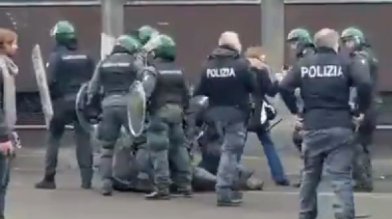 Scontri per Como-Bologna prima della partita: interviene la polizia per dividere i tifosi