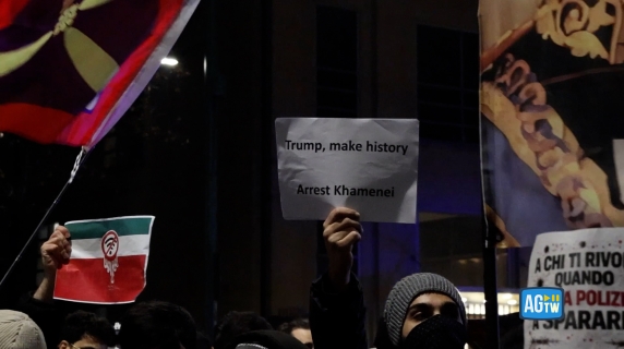 Milano, i cittadini iraniani protestano contro Khamenei davanti all’ambasciata