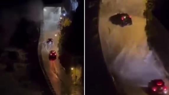 Violenta mareggiata a Scilla in Calabria, l'onda arriva in strada e travolge le auto