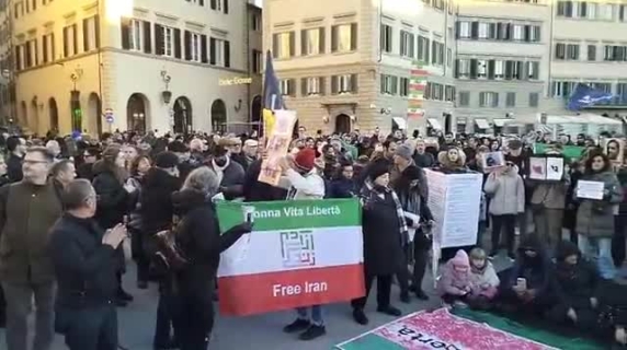 Firenze in piazza contro il regime iraniano: «Donna, vita, libertà»