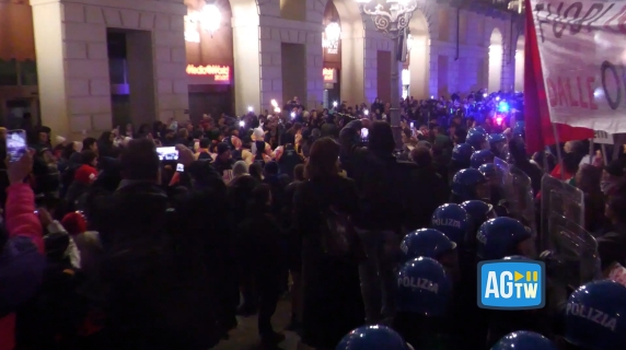 Torino, tensioni al passaggio della fiaccola olimpica. La polizia blocca i manifestanti