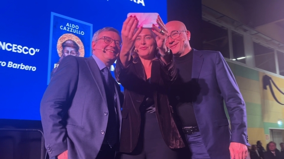 Tremila persone per ascoltare Barbero e Cazzullo su San Francesco, «Meglio di una finale di calcio»