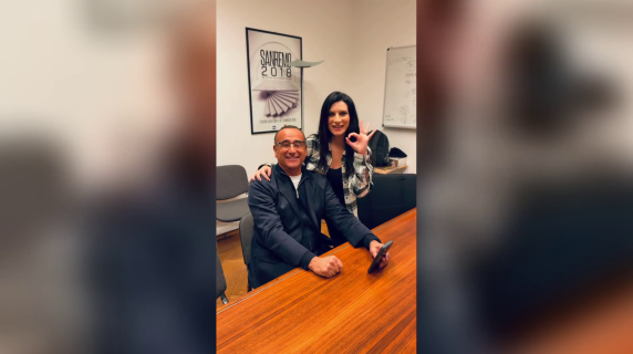 Laura Pausini co-condurrà Sanremo con Carlo Conti: il video ironico postato dalla cantate sui social