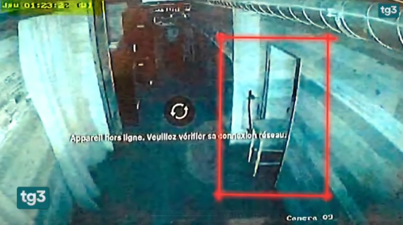 Le immagini dell'uscita di sicurezza del Constellation bloccata la notte della strage: il video inedito del Tg3