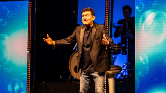 Max Giusti, risate e riflessioni con le sue «Bollicine. Update» al Teatro Sistina