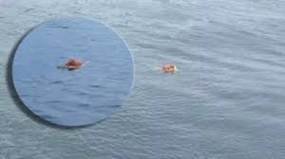 Pescatore salvato dopo 17 ore alla deriva, aggrappato alla porta di un frigorifero