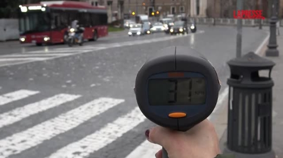 «Zona 30» a Roma centro dal 15 gennaio, quasi tutti lo sanno ma in pochi rispettano il limite di velocità. Un tassista: «Misura inutile»