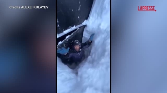 Russia, Kamchatka sepolta sotto la neve: arriva fino ai tetti