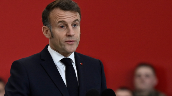 Macron sul palco con un occhio rosso, e lui scherza: «È un riferimento all'Eye of the Tiger»