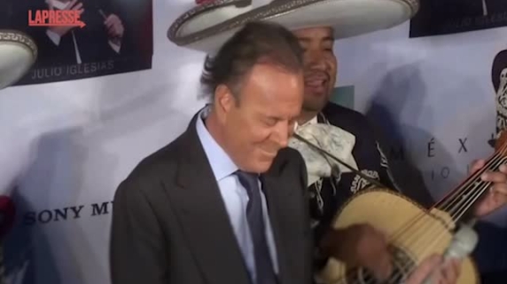 Julio Iglesias si difende dalle accuse di abusi sessuali: «Totalmente false»