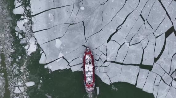 La rompighiaccio scivola tra le lastre di ghiaccio del Danubio: il video dal drone