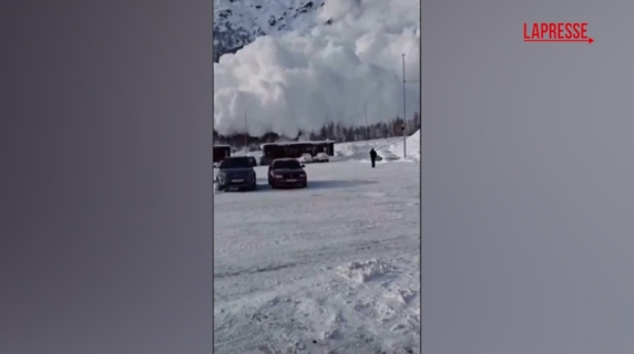 Russia, valanga artificiale piomba giù a cascata da una montagna nel Caucaso: le immagini sono virali