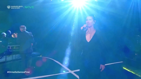 Elisa canta nella serata ricordo 