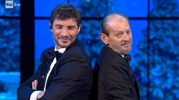 Stefano De Martino, il ballo in tv con suo padre Enrico sulle note di «That's life»