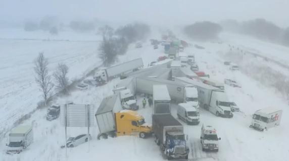 Carambola nella neve: maxi incidente con oltre 100 veicoli blocca un’autostrada del Michigan